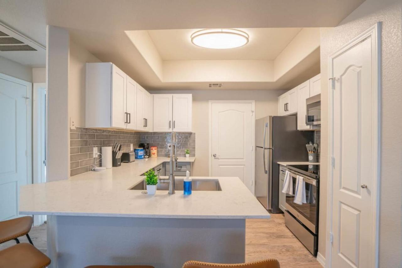 Posh 2Bd - Midtown - Gym, Pool, W-D, Parking - Sleeps 8 Apartment Phoenix Exterior photo